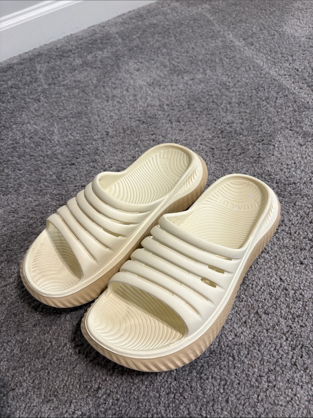 KuaiLu Womens Recovery Sandals With Comfortable Plantar Fasciitis Ladies